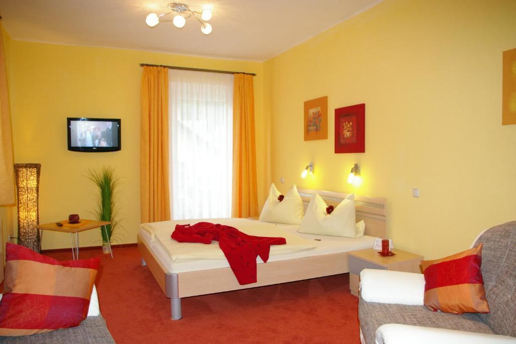 Hotel Heissinger Бад-Бернек  Номер фото